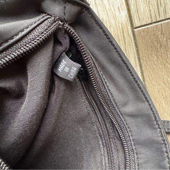 Guess Crossbody Bag Y2k | Excellent Condition - Picture 10 of 10